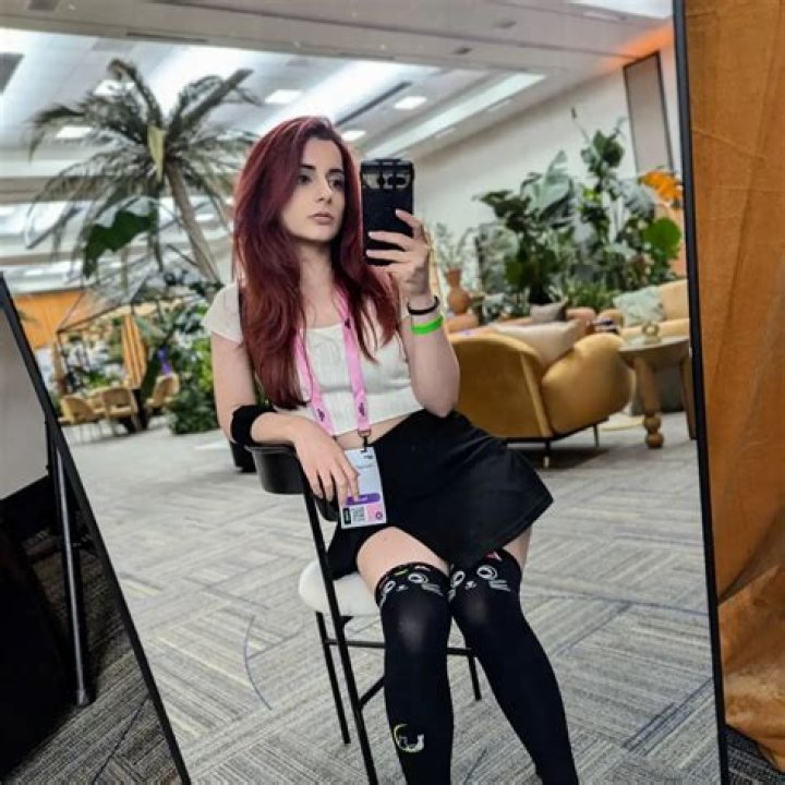  Anniefuchsia